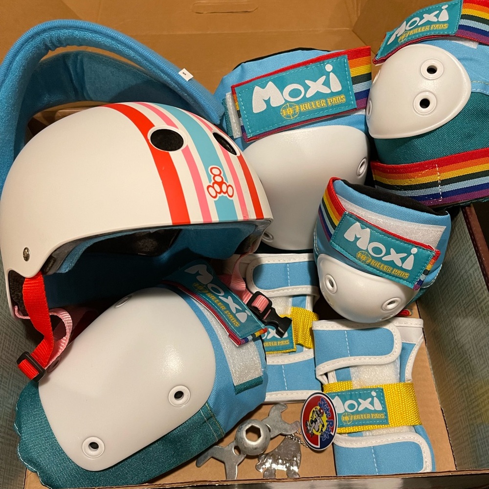 Moxi skates pads and helmet new